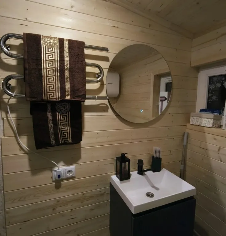 Уютный домик с банным чаном в окружении леса