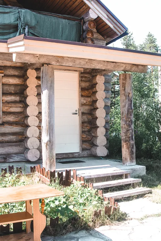 Дом у озера из натурального дерева
