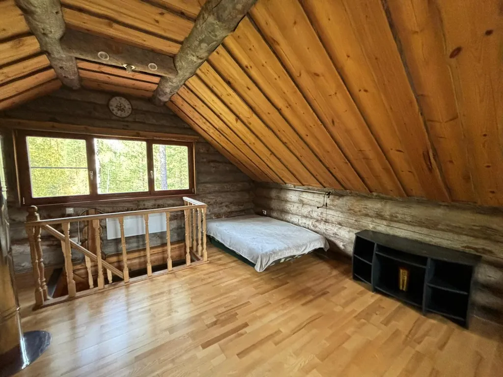 Дом у озера из натурального дерева