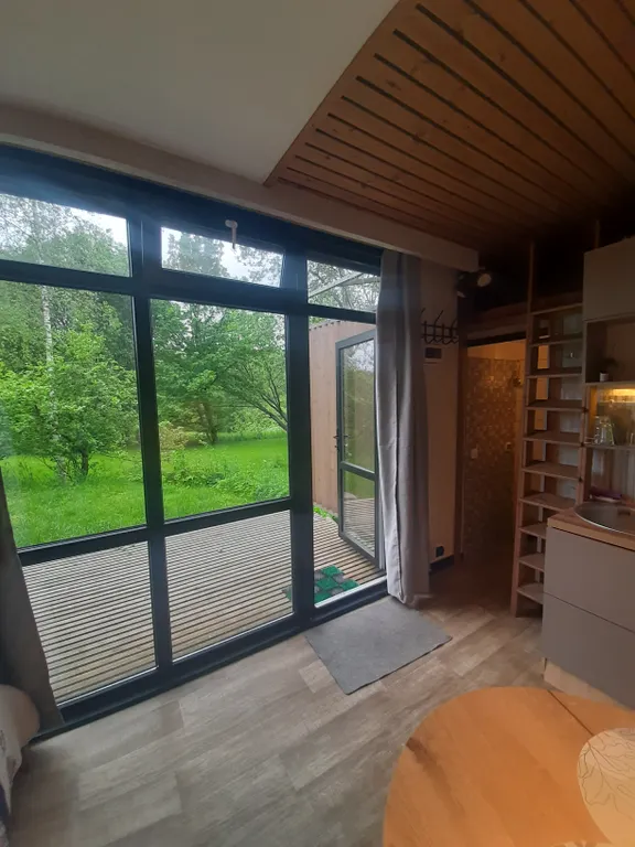 Уютный домик у реки