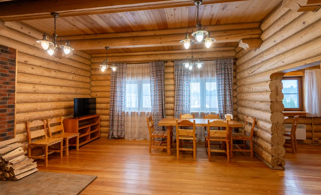 Большой деревянный коттедж рядом с озером и лесом