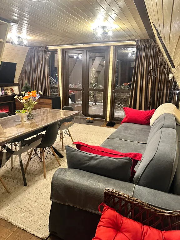 Сказочный дом в лесу с видом на горы