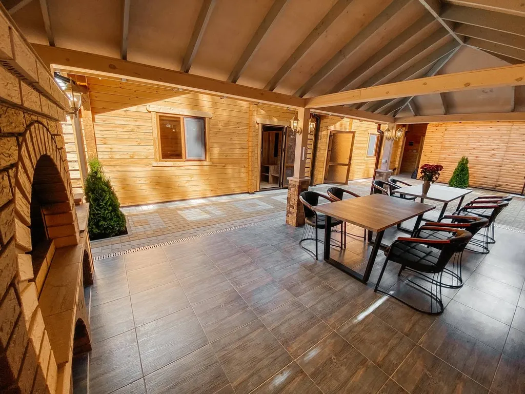 2 деревянных домика из сруба с беседкой-барбекю во одном дворе