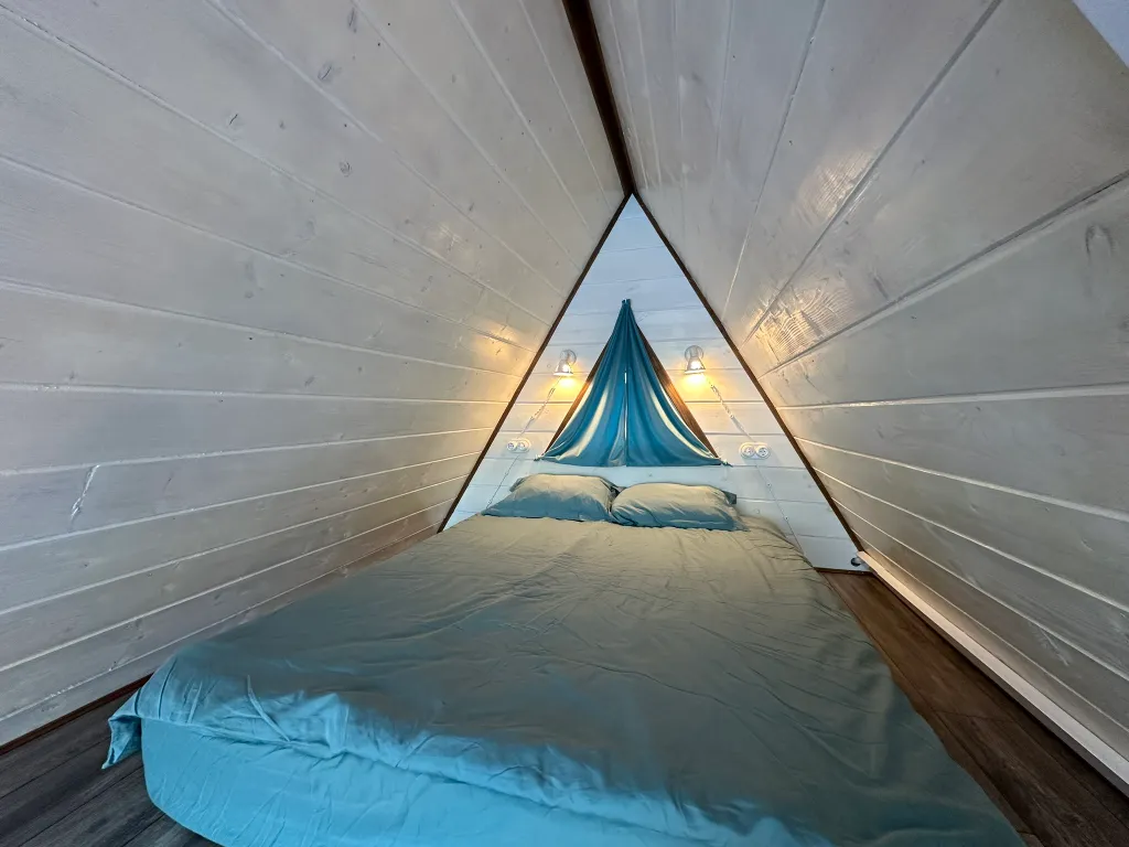 Дом в стиле A-frame на самом берегу реки