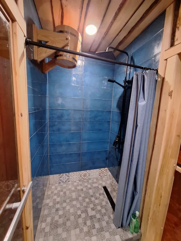 Барнхаус в лесу с розовой гостиной