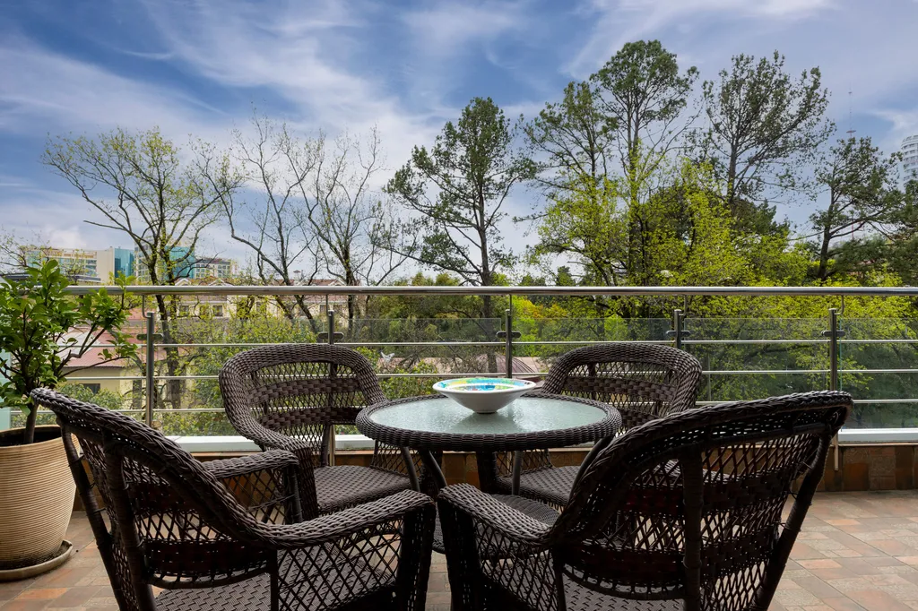 С двумя спальнями и террасой