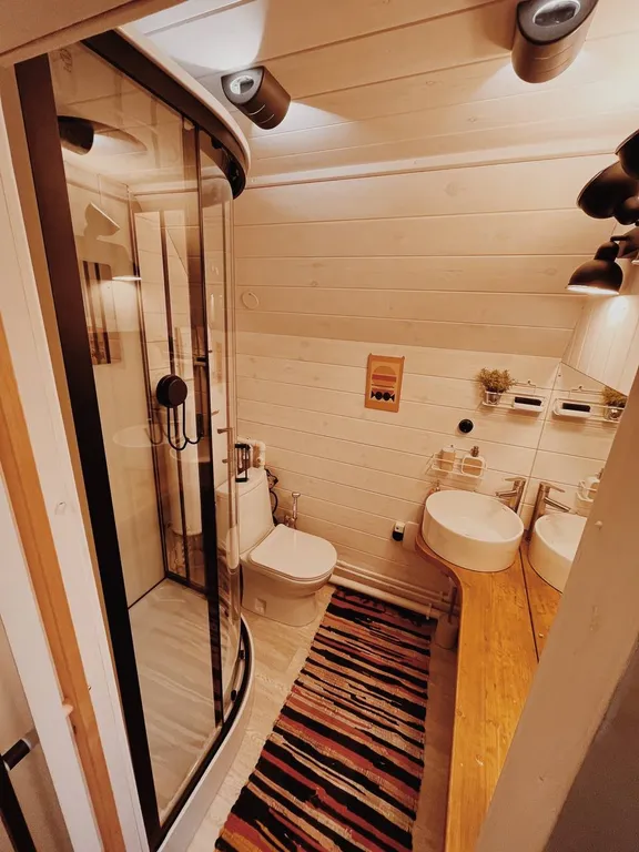 Дом в поле с лошадьми