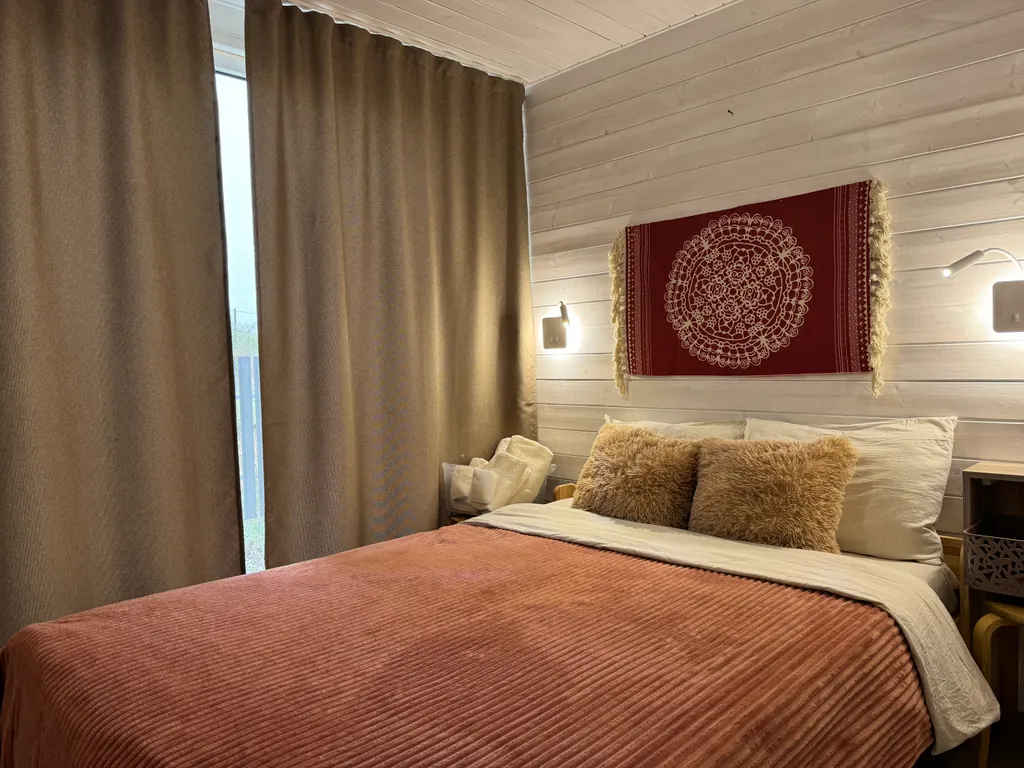 Домик с панорамными окнами и беседкой