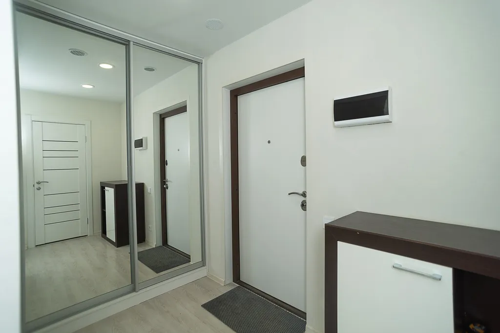 Апартаменты с современным интерьером в новом доме возле парка