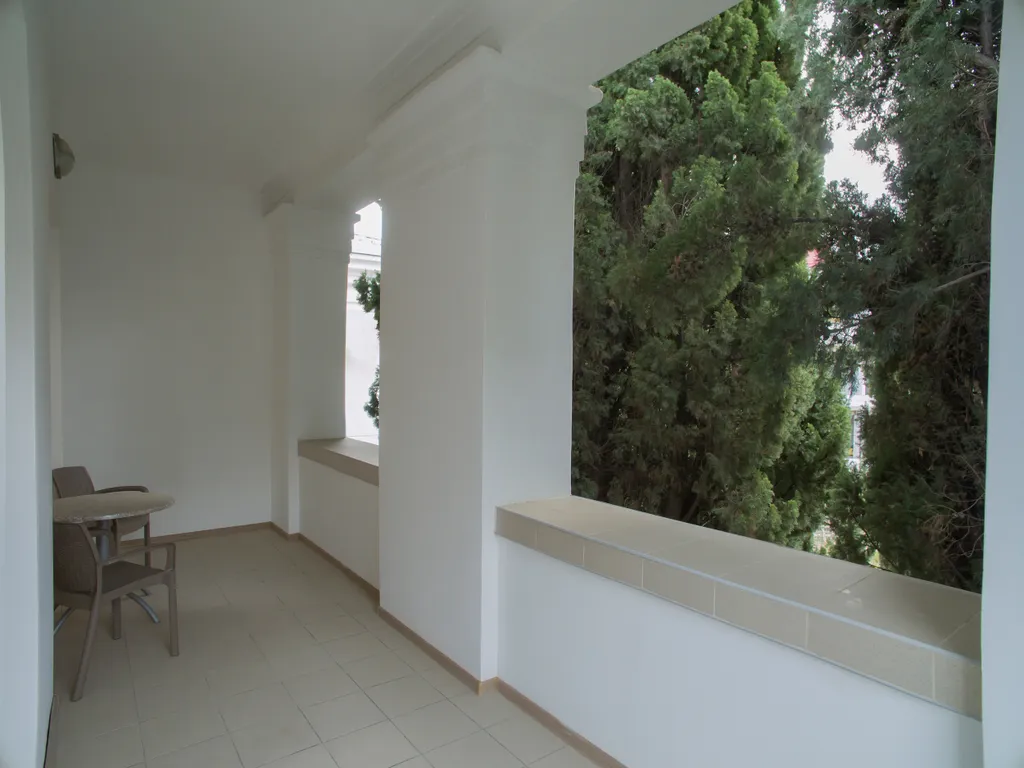 Простые покои с балконом