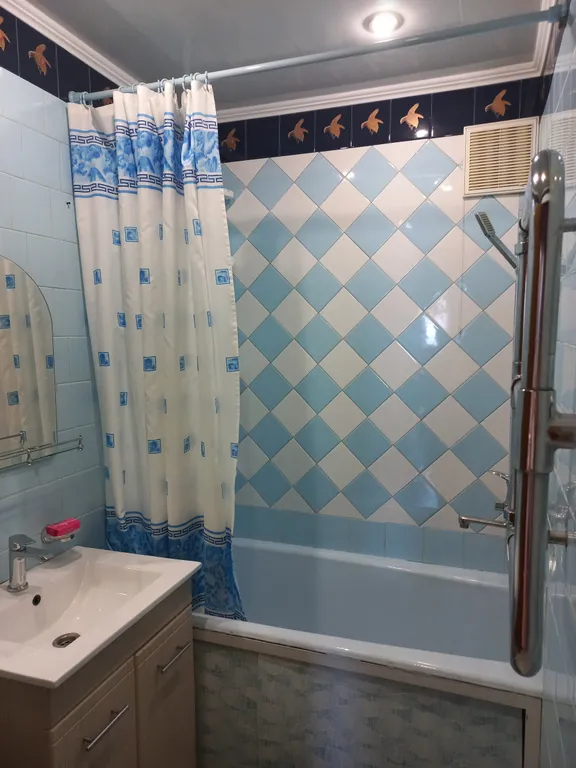 С панорамным видом на море и гору медведь (аю-даг)