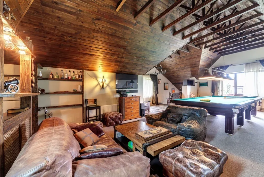 Загородный дом с бассейном и бильярдной