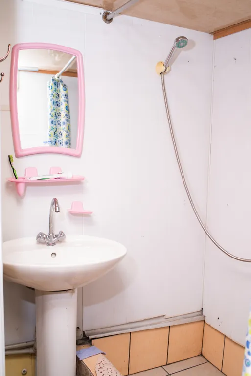 Уютный домик-трейлер в красивом саду