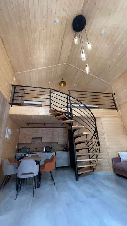 Двухуровневый дом с огромным витражным окном и видом на горы