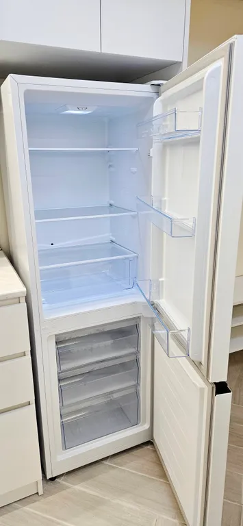 Около метро Барекамутян и института Мергеляна