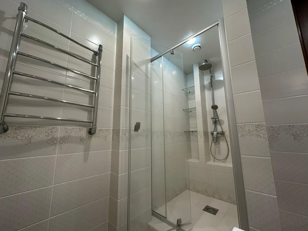 Дом на берегу реки с баней на дровах