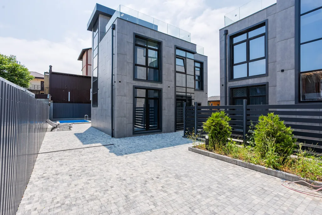 Большой коттедж