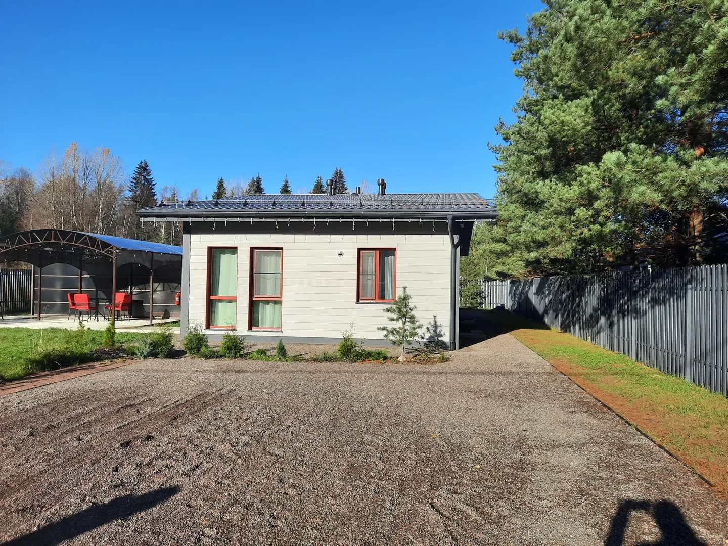 Просторная парковка.