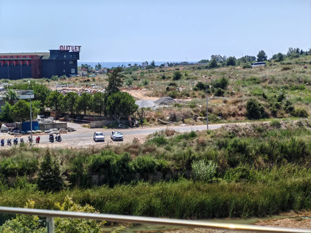 Квартира с дизайнерской отделкой, видом на море и аквапарком