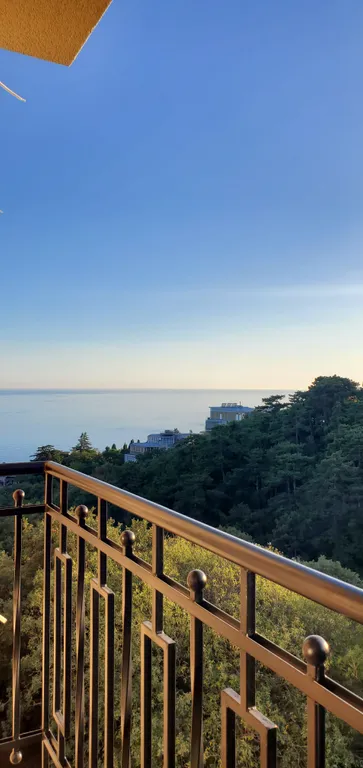 Просторные апартаменты в живописном месте Ялты с видом на море