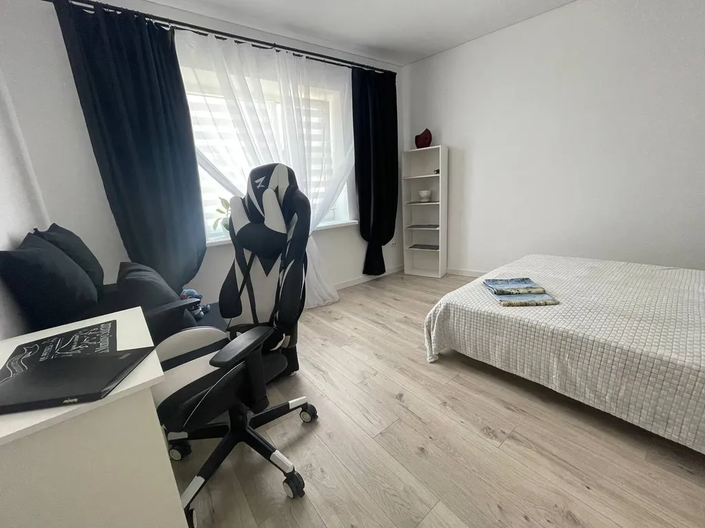 Семейные апартаменты в черно- белом стиле