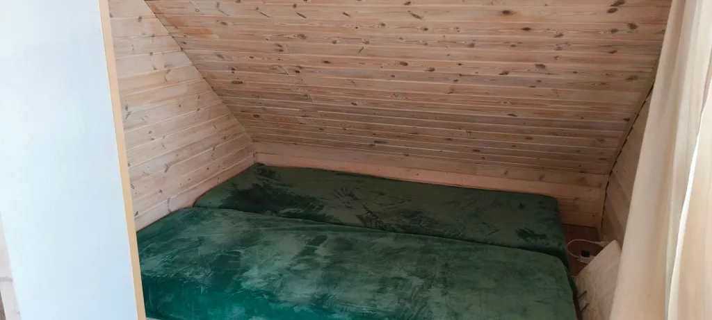 Дом в тихой деревне у озера