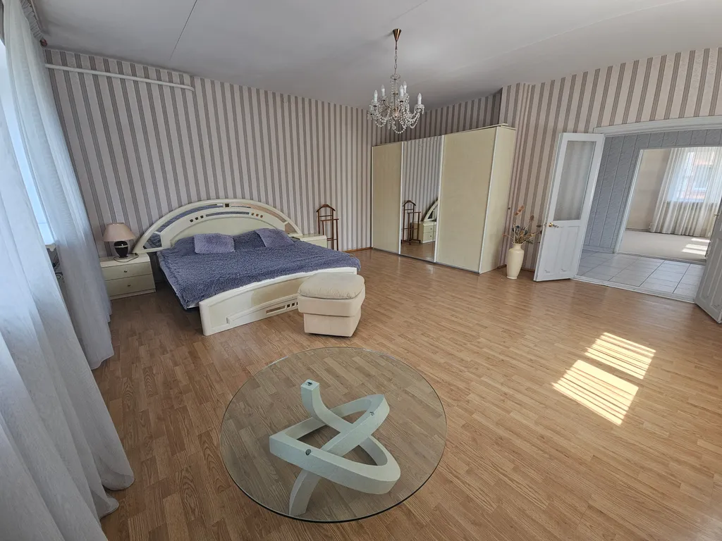 Большой дом в черте города