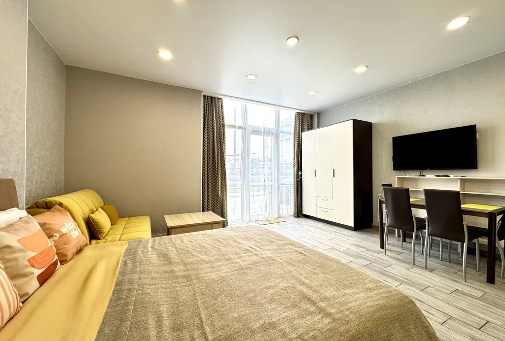 Просторная студия с террасой на первой линии