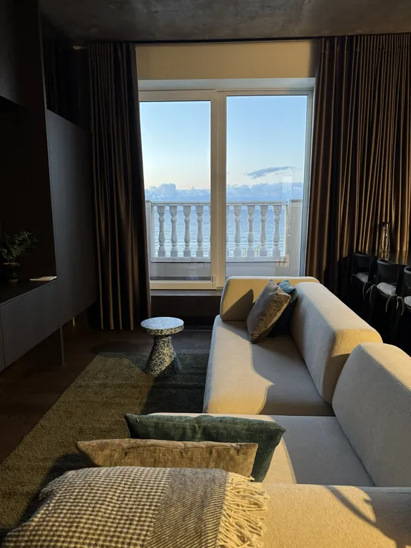 Квартира на первой береговой линии с видом на море в стиле лофт