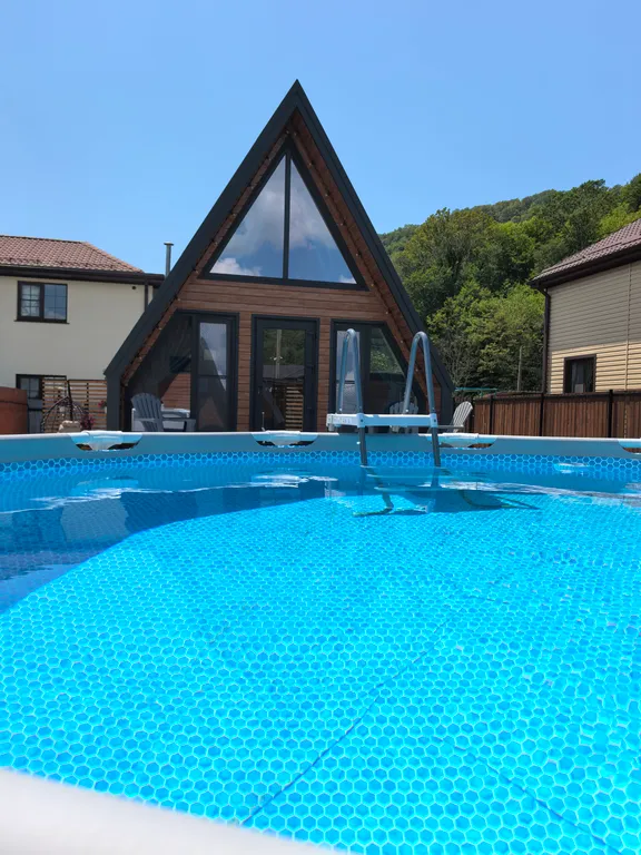 Уютный дом a-frame с видом на горы на побережье Чёрного моря