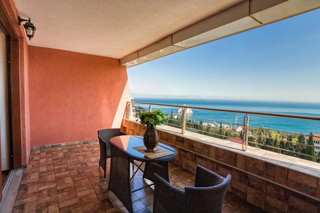 2-х комнатная современная квартира # 137 с видом на море