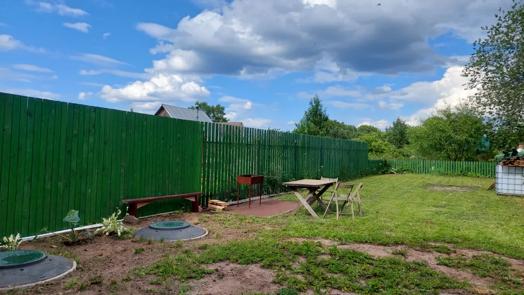 Домик в черте города рядом с озером