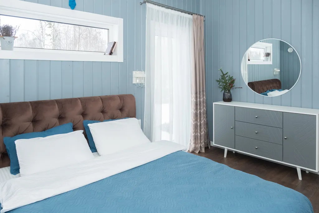 Дом на берегу лесного озера