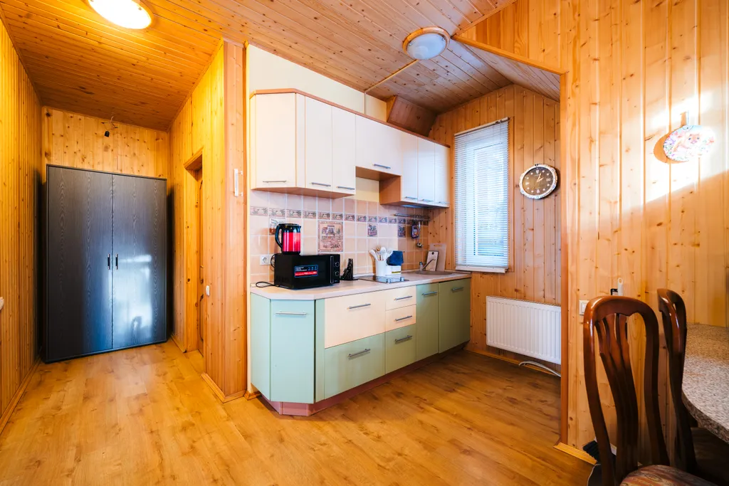 Дом на пруду с камином и караоке