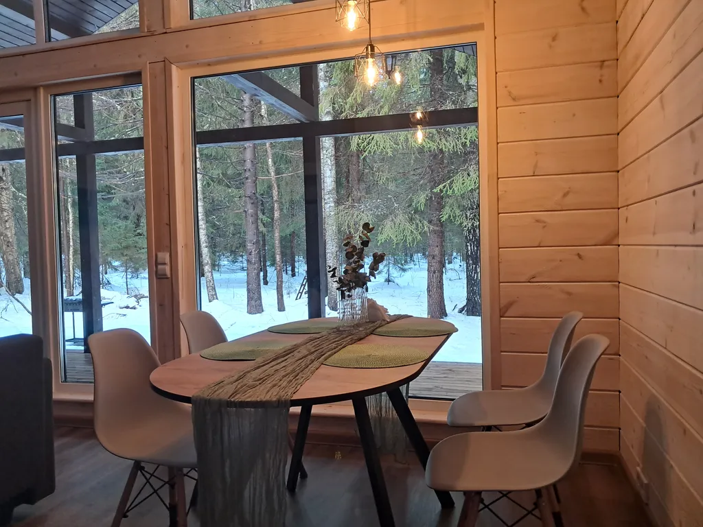 Уютный дом в еловом лесу