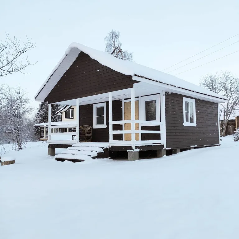 Коттедж Дом с террасой прямо на берегу реки — Торфяное