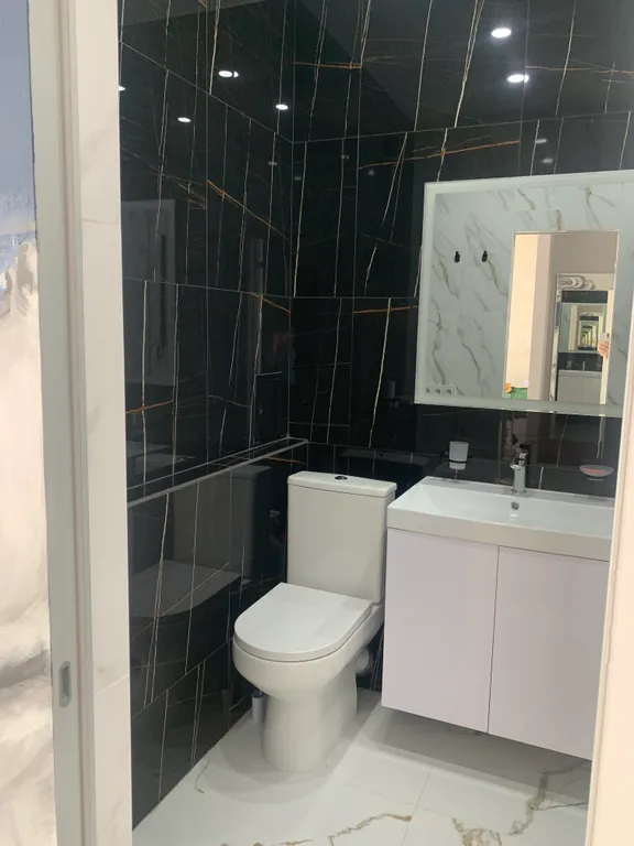 Светлая, уютная квартира с балконом в Бродвее