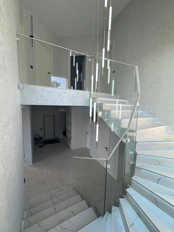 Коттедж Просторный тёплый дом с верандой и гриль столом — Елизаветинская