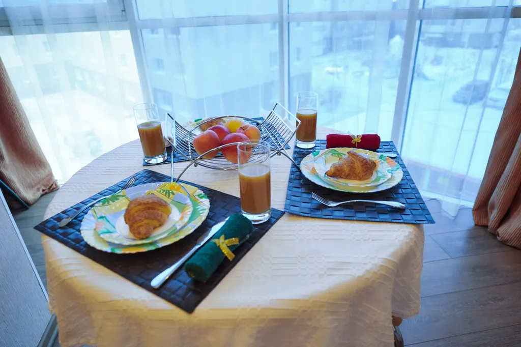 Уютная современная студия с удобным рабочим местом