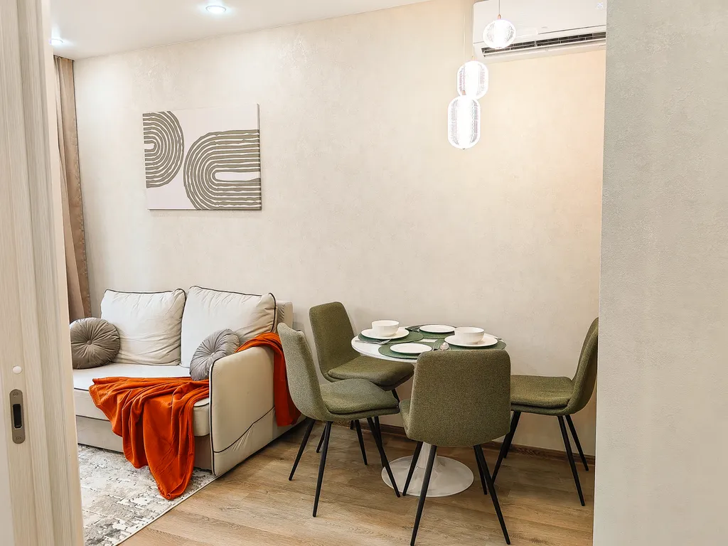 Уютные апартаменты с видом на лес и набережной у дома