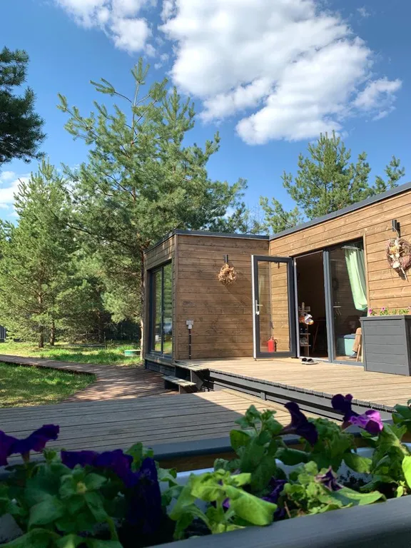 Скандинавский дом с ванной внутри и видом на лес