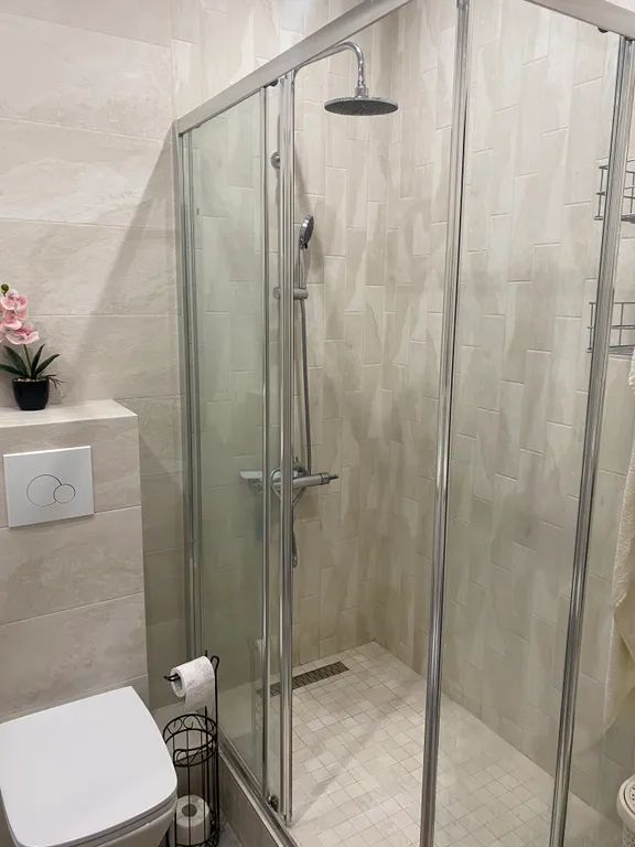 Хорошая, светлая  квартира в современном районе на берегу озера