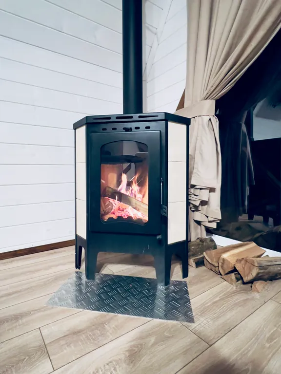 Афрейм с видом на лес рядом с горной рекой