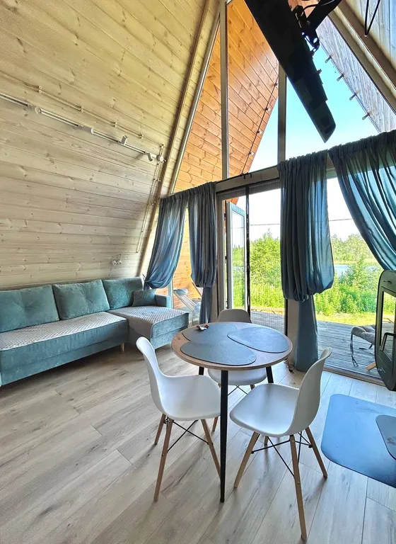 Стильный А-фрейм на берегу озера