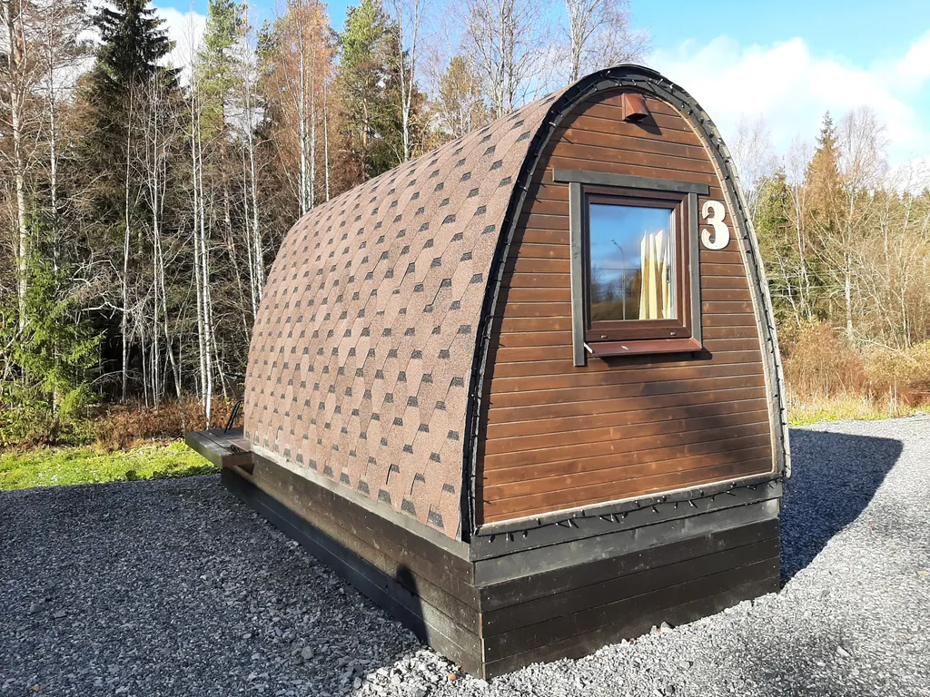 Арочный домик на краю леса без душа