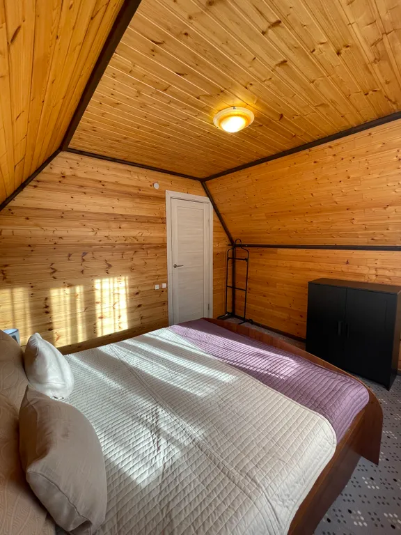 Небольшой уютный дом рядом с пихтовым лесом