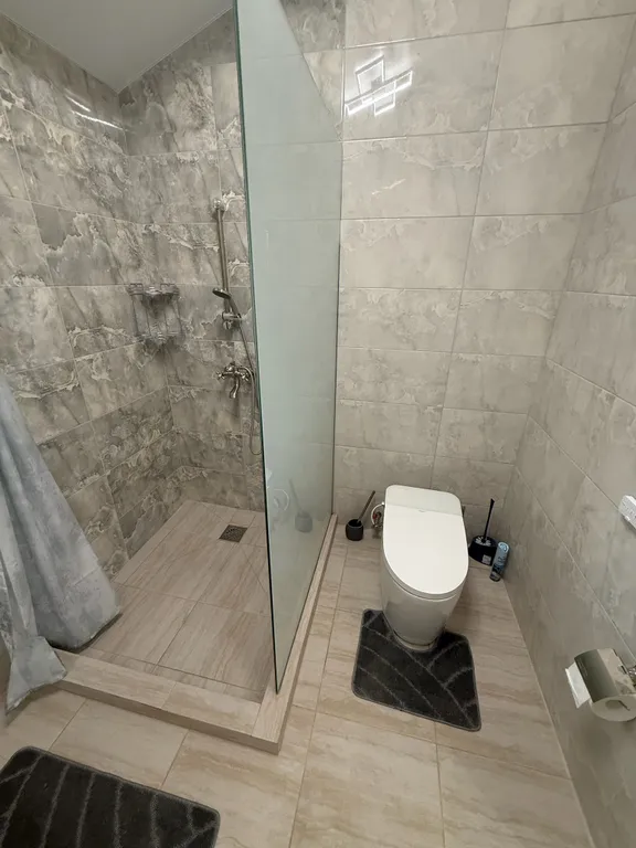 Уютный дом на берегу реки