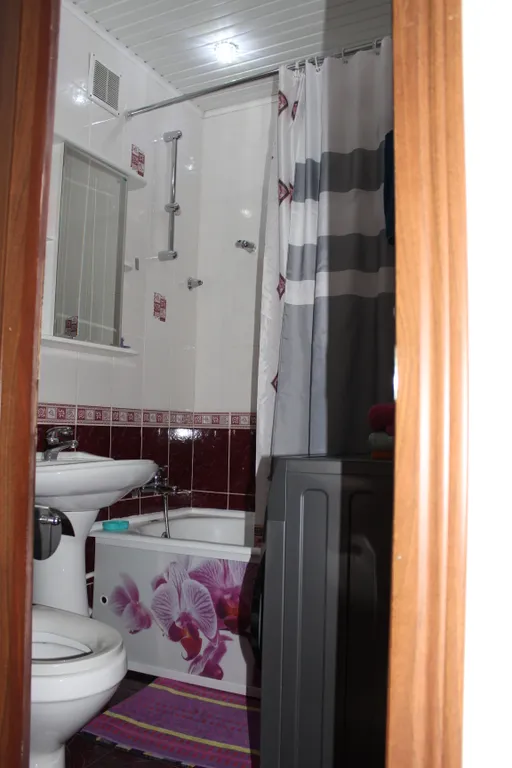 Уютная двухкомнатная квартира в спокойном районе, с кроватью и диваном