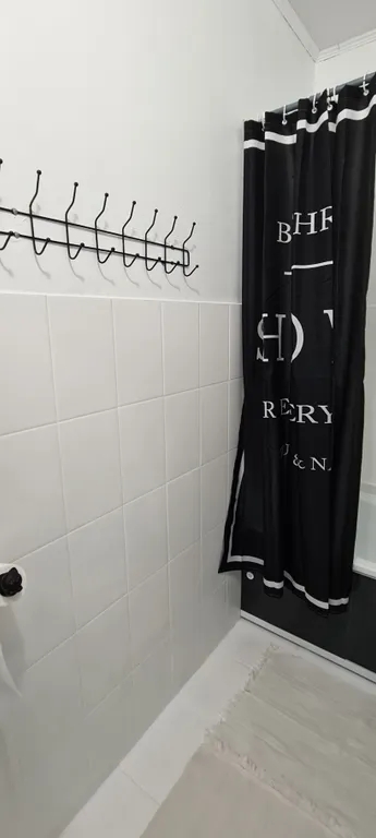 Квартира с большой кроватью, балконом и оплаченными кинотеатрами