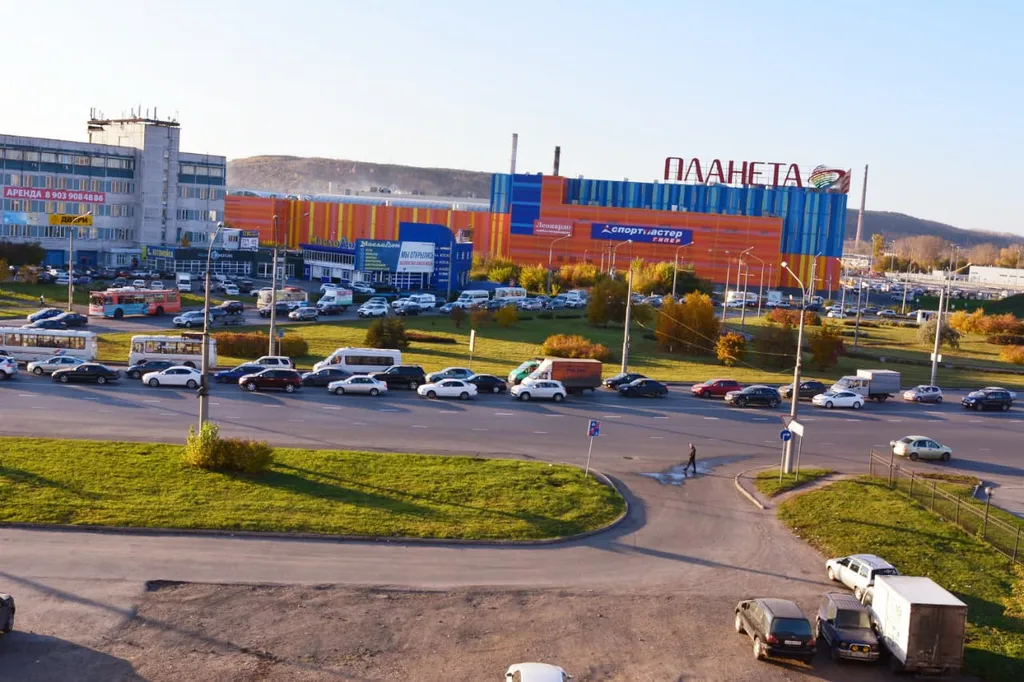 Студия с видом на ТЦ Планета